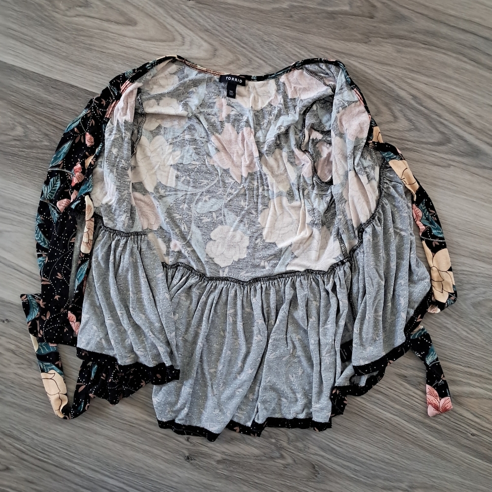 Torrid open front cardigan. Size 00. Floral print. 3/4 length sleeves. Like new. - Picture 5 of 6